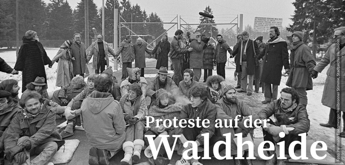 Header Startseite Waldheide - Viele Menschen protestieren vor dem Gelände - Text "Proteste auf der Waldheide"